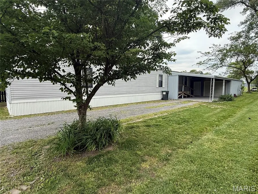 940 E 1st Street, Beckemeyer, IL 62219 - #2