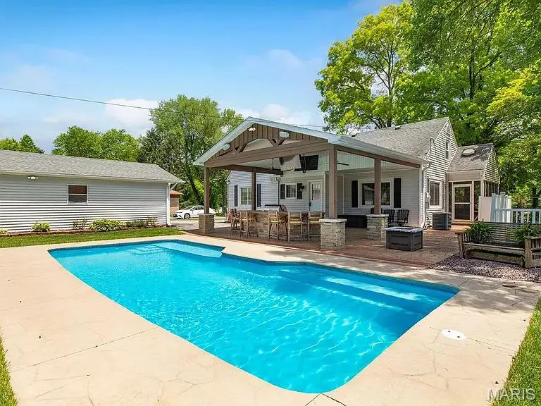 239 S 9th Street, East Alton, IL 62024 - #2