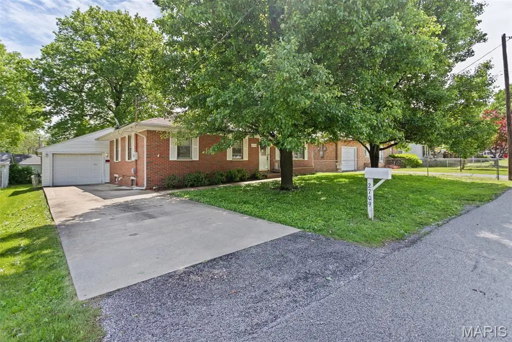 2709 Greenwood Lane, Godfrey, IL 62035 - #1