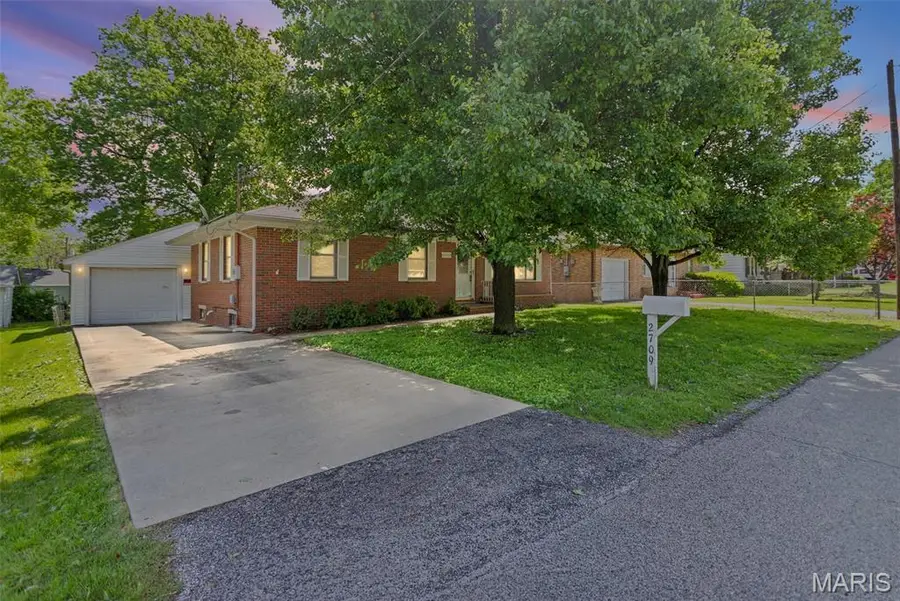 2709 Greenwood Lane, Godfrey, IL 62035 - #2
