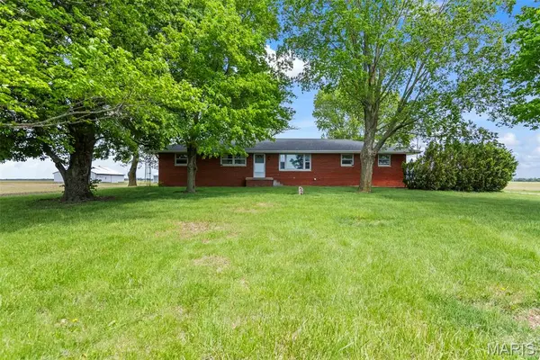 1343 N 22nd Avenue, Raymond, IL 62560