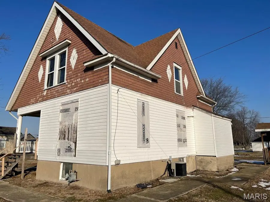 607 W Deck Street, New Douglas, IL 62074 - #3