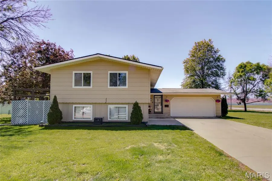 128 Rosewood Drive, Jerseyville, IL 62052 - #2