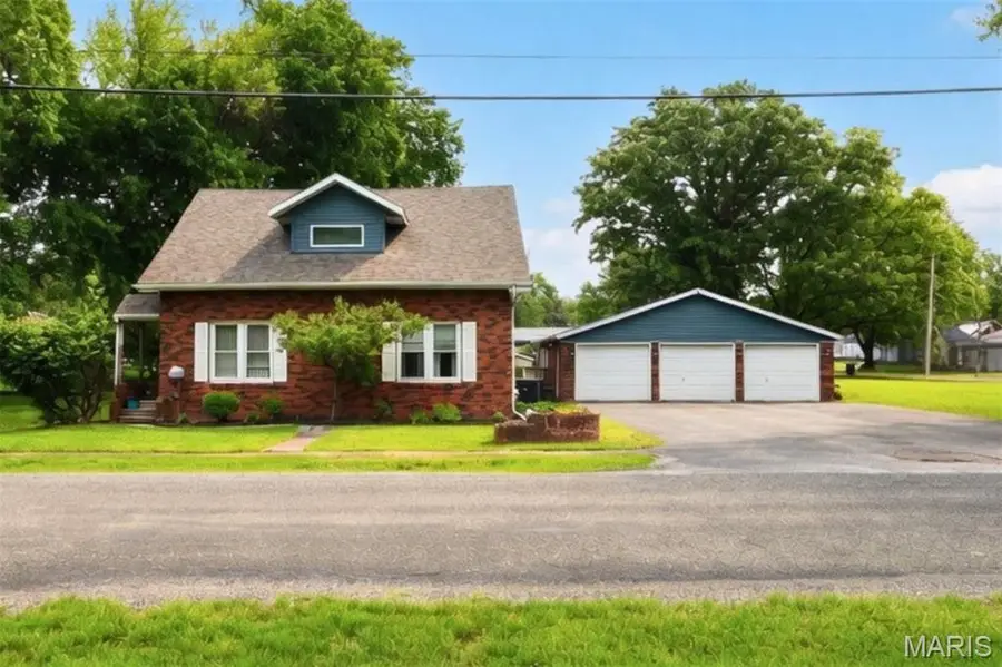 407 E Spruce Street, Gillespie, IL 62033 - #2