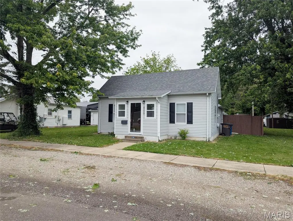809 E Washington Avenue, Greenville, IL 62246 - #1