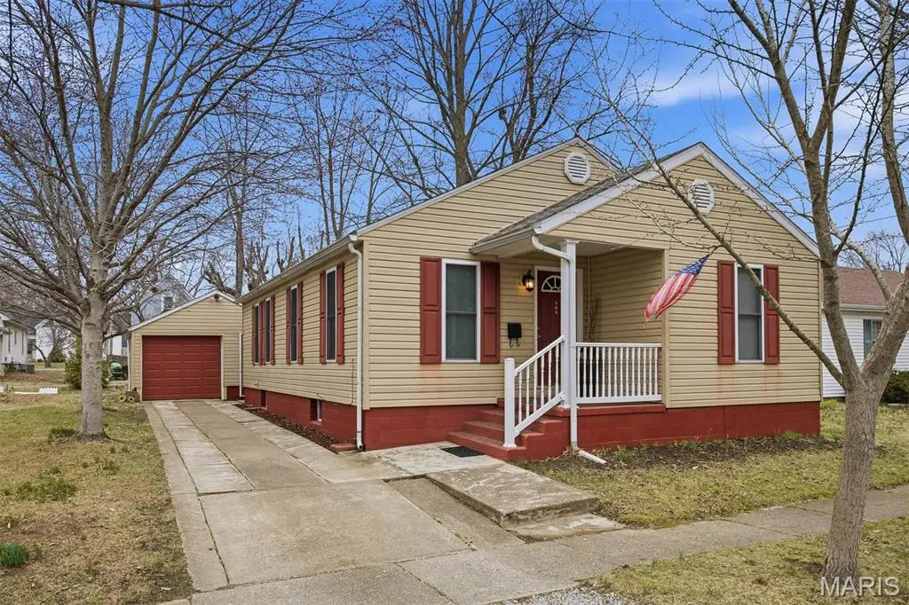 509 E Winter Avenue, Greenville, IL 62246 - #1