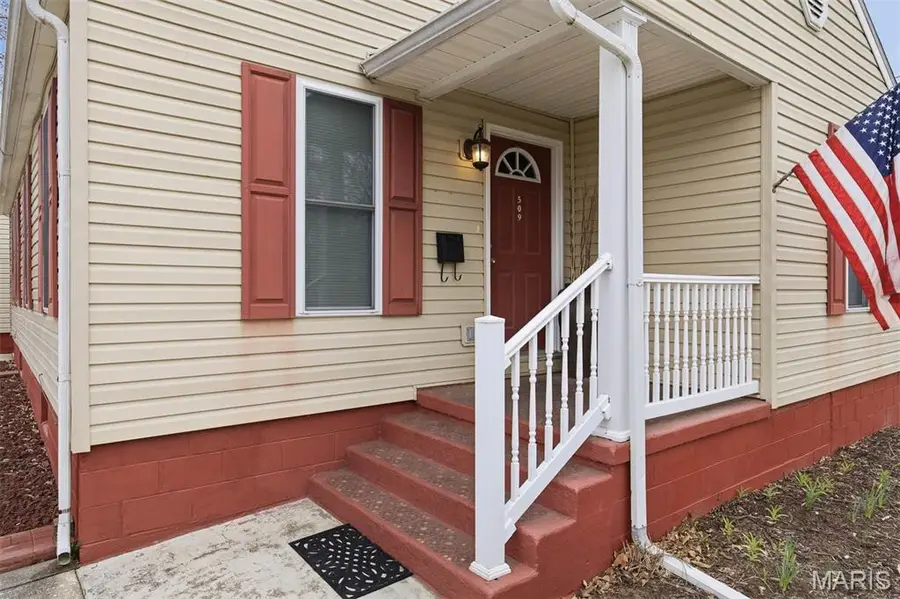 509 E Winter Avenue, Greenville, IL 62246 - #3