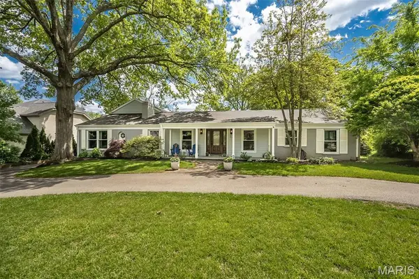 17 Colonial Hills Parkway, Creve Coeur, MO 63141