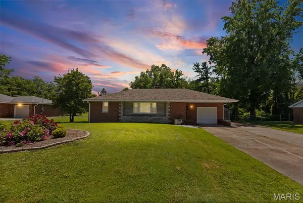 907 Taylor Avenue, Godfrey, IL 62035