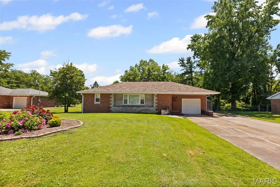 907 Taylor Avenue, Godfrey, IL 62035 - #2