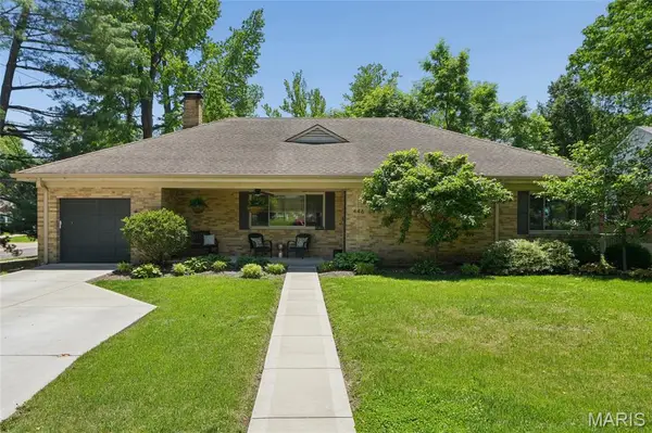 446 Hampshire Court, Webster Groves, MO 63119