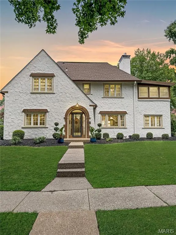7401 Oxford Drive, Saint Louis, MO 63105 - #1