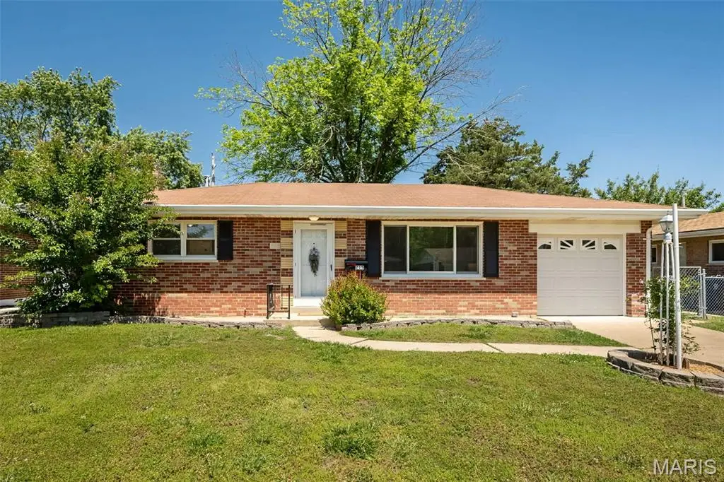 215 Walworth Drive, Saint Louis, MO 63125 - #1