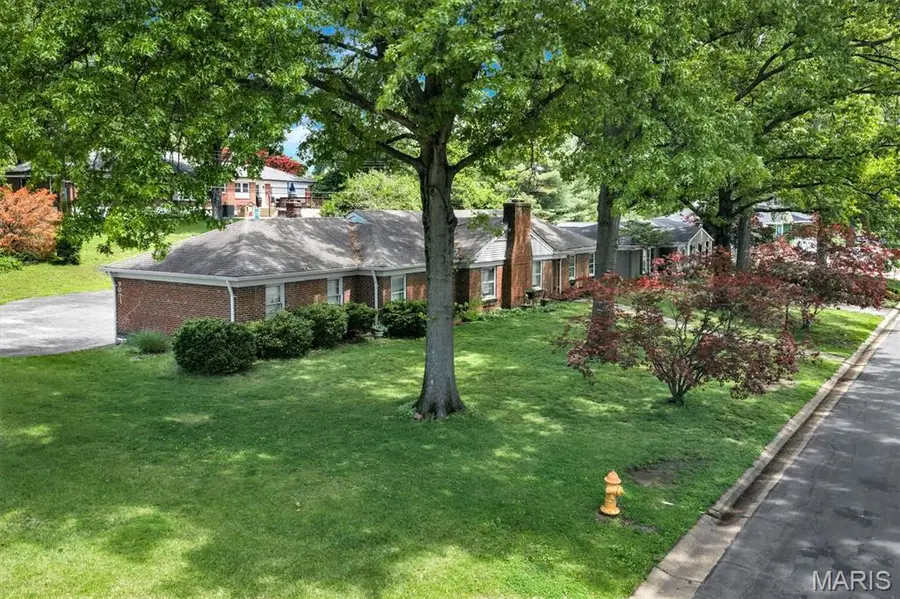 9071 Monmouth Drive, Saint Louis, MO 63117 - #2