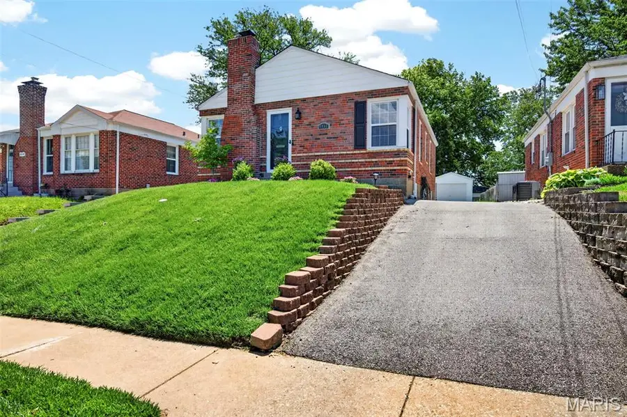 8832 Lawn Avenue, Brentwood, MO 63144 - #2