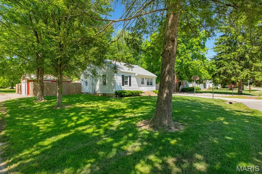 806 Taylor Avenue, Godfrey, IL 62035 - #3