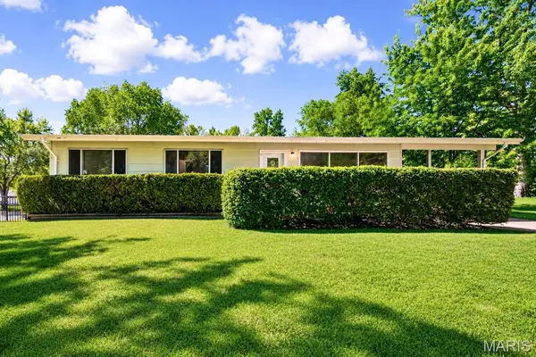 410 Hawthorn Avenue, St Charles, MO 63301