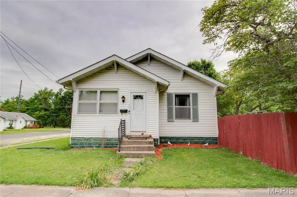 701 E Chestnut Street, Gillespie, IL 62033 - #1