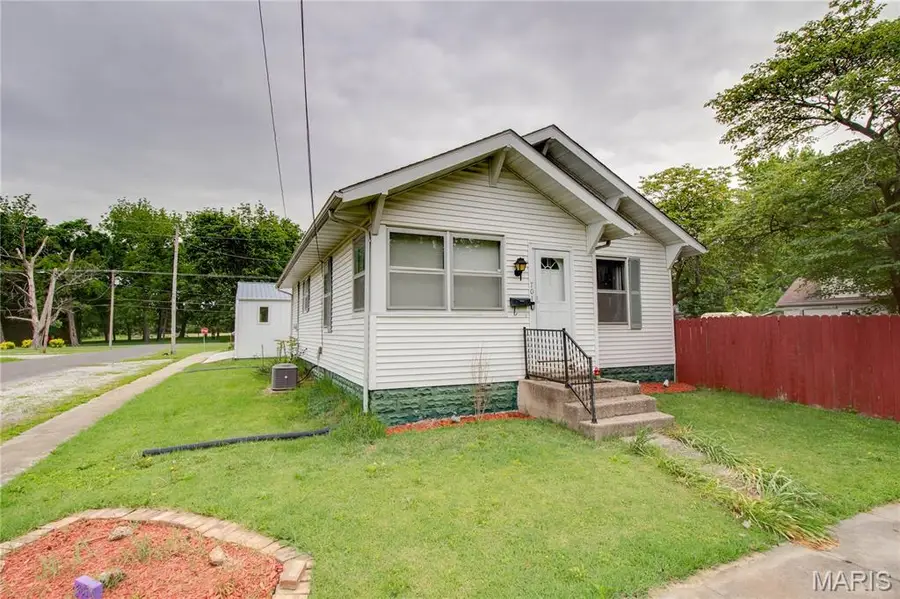 701 E Chestnut Street, Gillespie, IL 62033 - #3