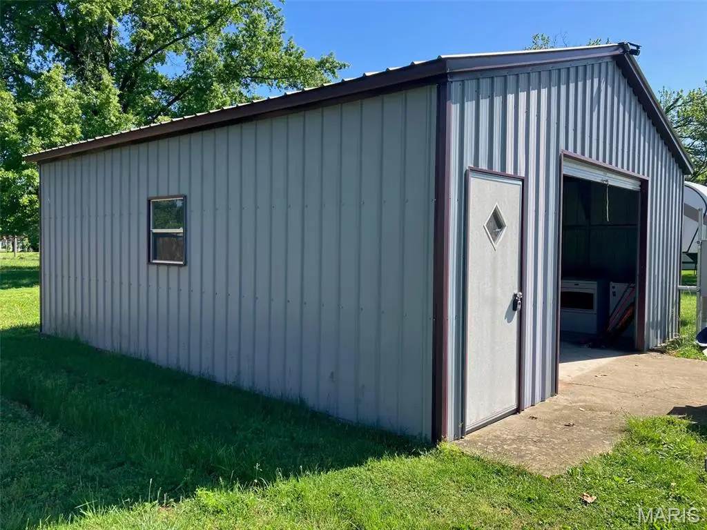 406 E Fayette Avenue, Patoka, IL 62875 - #1