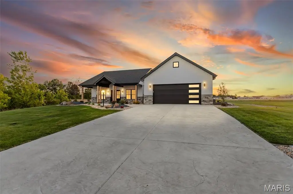 802 N June Street, Jerseyville, IL 62052 - #1