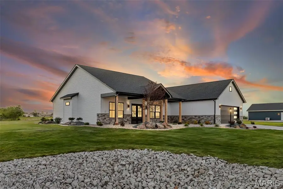 802 N June Street, Jerseyville, IL 62052 - #2