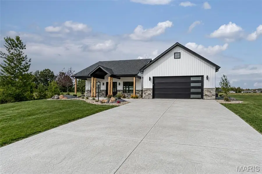 802 N June Street, Jerseyville, IL 62052 - #3