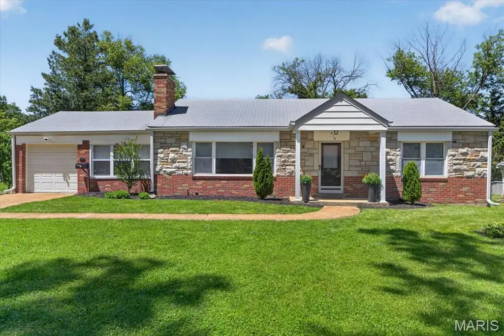 415 Larkhill Court, Webster Groves, MO 63119 - #1