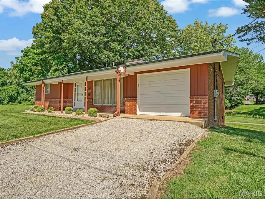 511 S 10th Street, Belleville, IL 62220 - #3