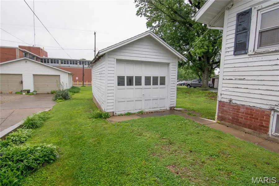 905 N 6th Street, Vandalia, IL 62471 - #2