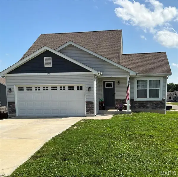191 Village Circle Drive, Winfield, MO 63389
