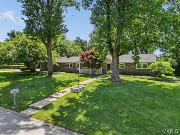 527 Fairways Circle, Creve Coeur, MO 63141