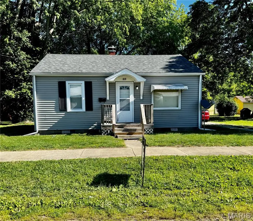 819 E Washington Avenue, Greenville, IL 62246 - #1