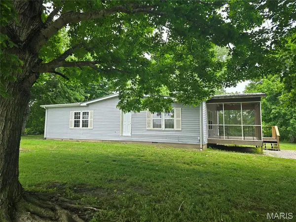 17261 N 9th Avenue, Hillsboro, IL 62049