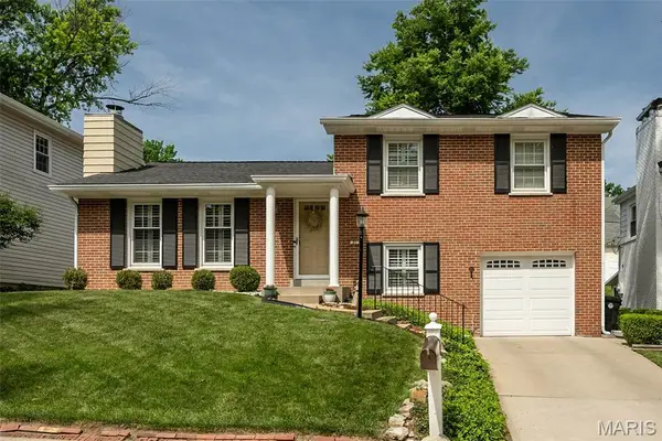 27 Millbrook Lane, St Louis, MO 63122