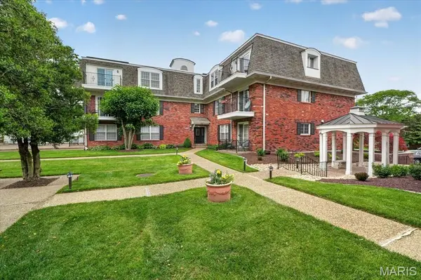 522 N Kirkwood Road #3A, Kirkwood, MO 63122