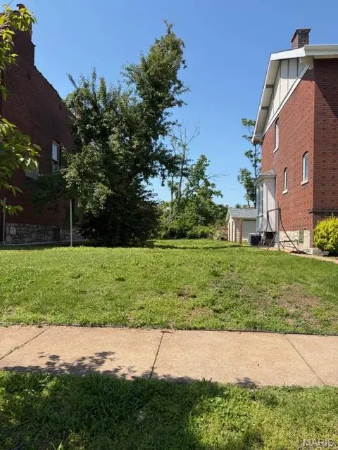 5766 Degiverville, St Louis, MO 63112