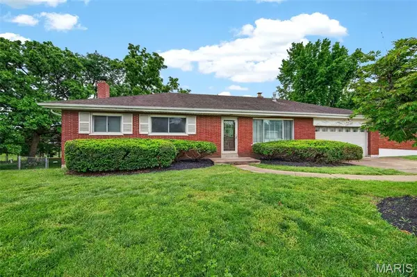 11820 Parklind Drive, Sunset Hills, MO 63127