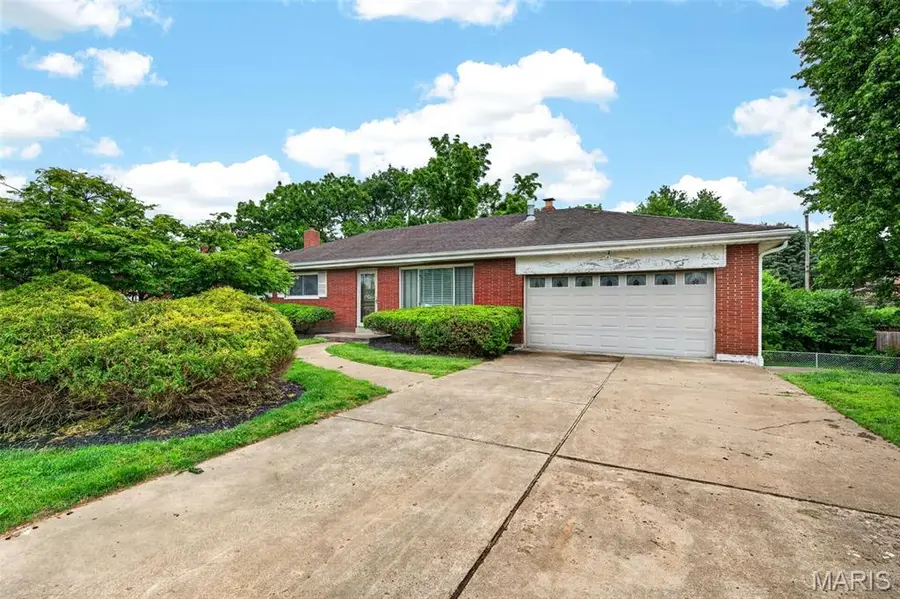 11820 Parklind Drive, Sunset Hills, MO 63127 - #2