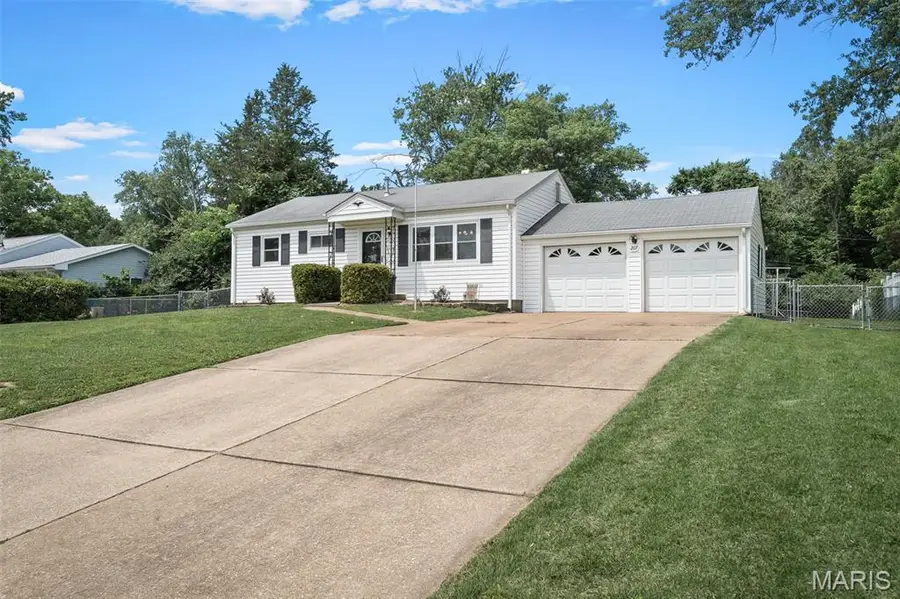 207 Hillsdale Drive, Ballwin, MO 63011 - #2
