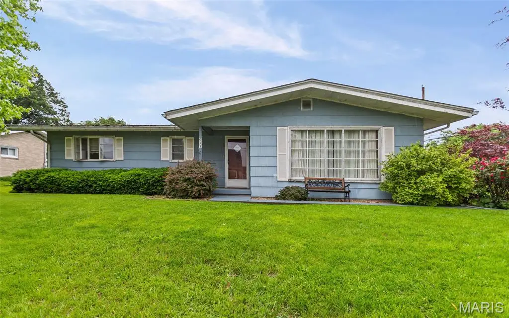 613 N Liberty Street, Jerseyville, IL 62052 - #1