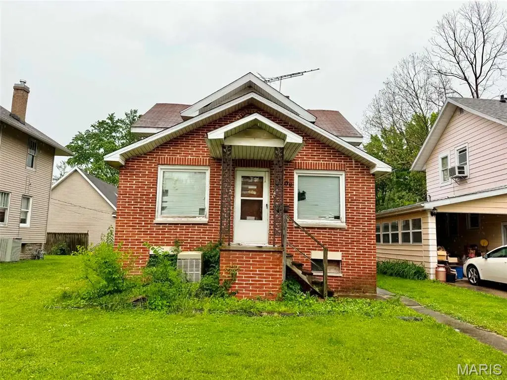 906 Sumner Street, Carlinville, IL 62626 - #1