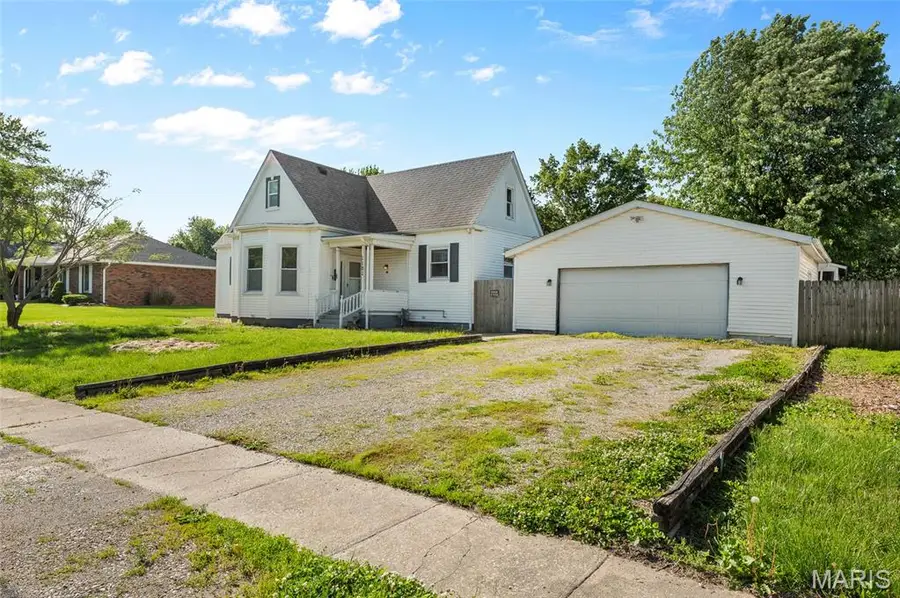 1102 W 6th Street, Staunton, IL 62088 - #2