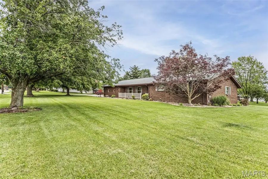 800 Hollow Avenue, Jerseyville, IL 62052 - #2