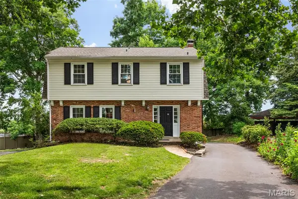 8562 Colonial Lane, Ladue, MO 63124