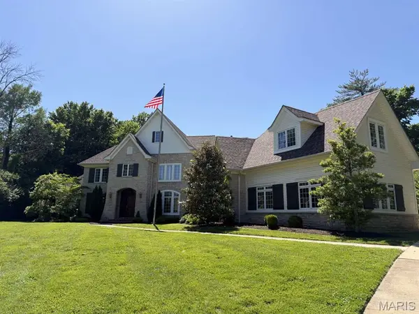 2457 Town And Country Lane, Town and Country, MO 63131