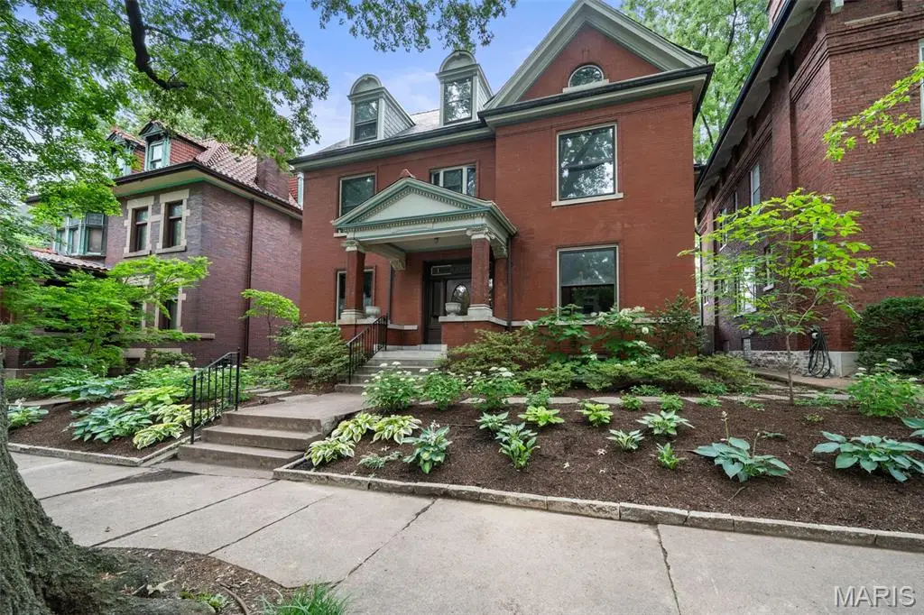 3537 Crittenden Street, Saint Louis, MO 63118 - #1