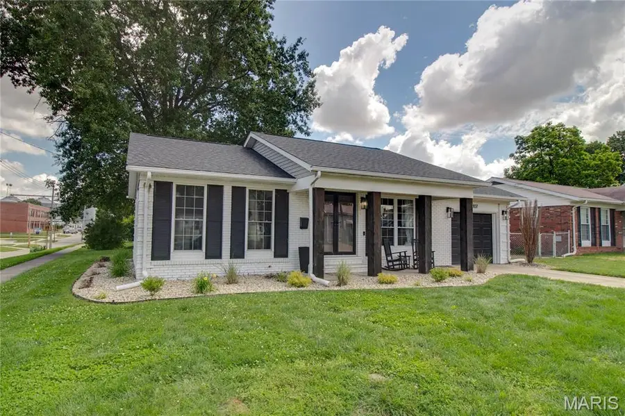 107 Pleasant Street, Jerseyville, IL 62052 - #2