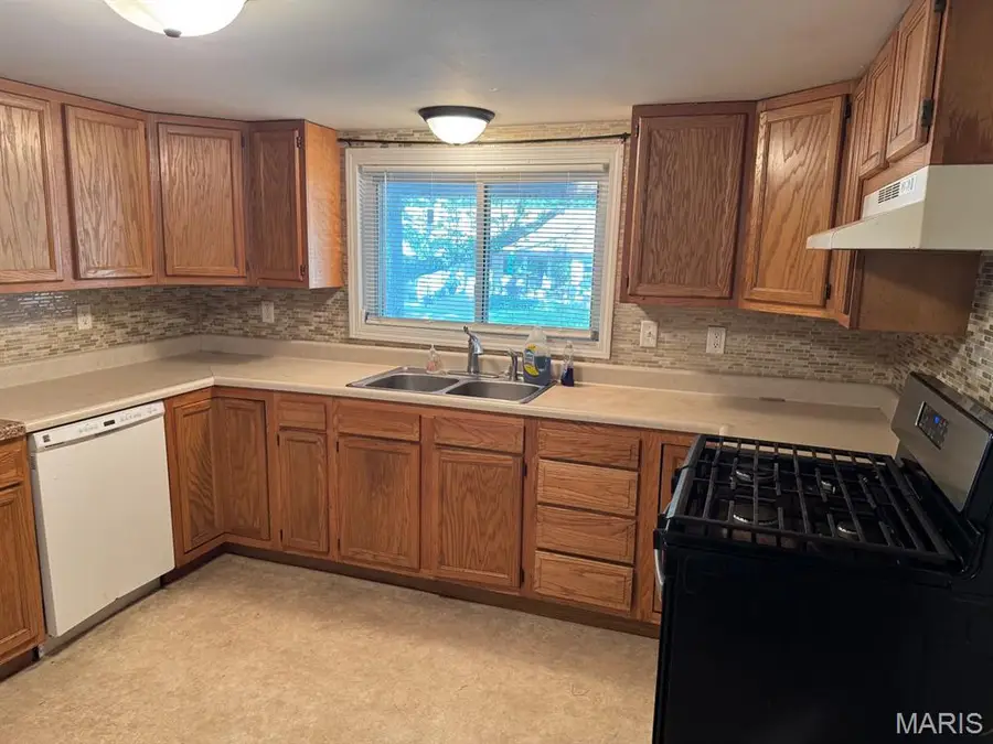 819 S 8th Street, Vandalia, IL 62471 - #3