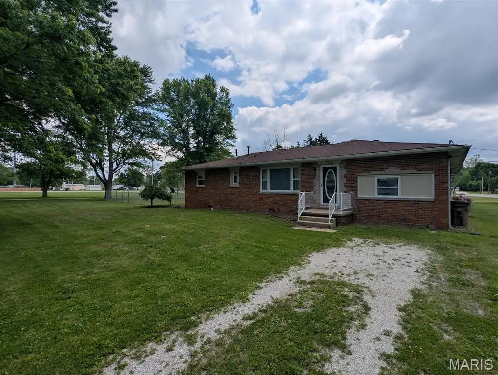 704 N Sawyer Street, Wilsonville, IL 62093 - #1